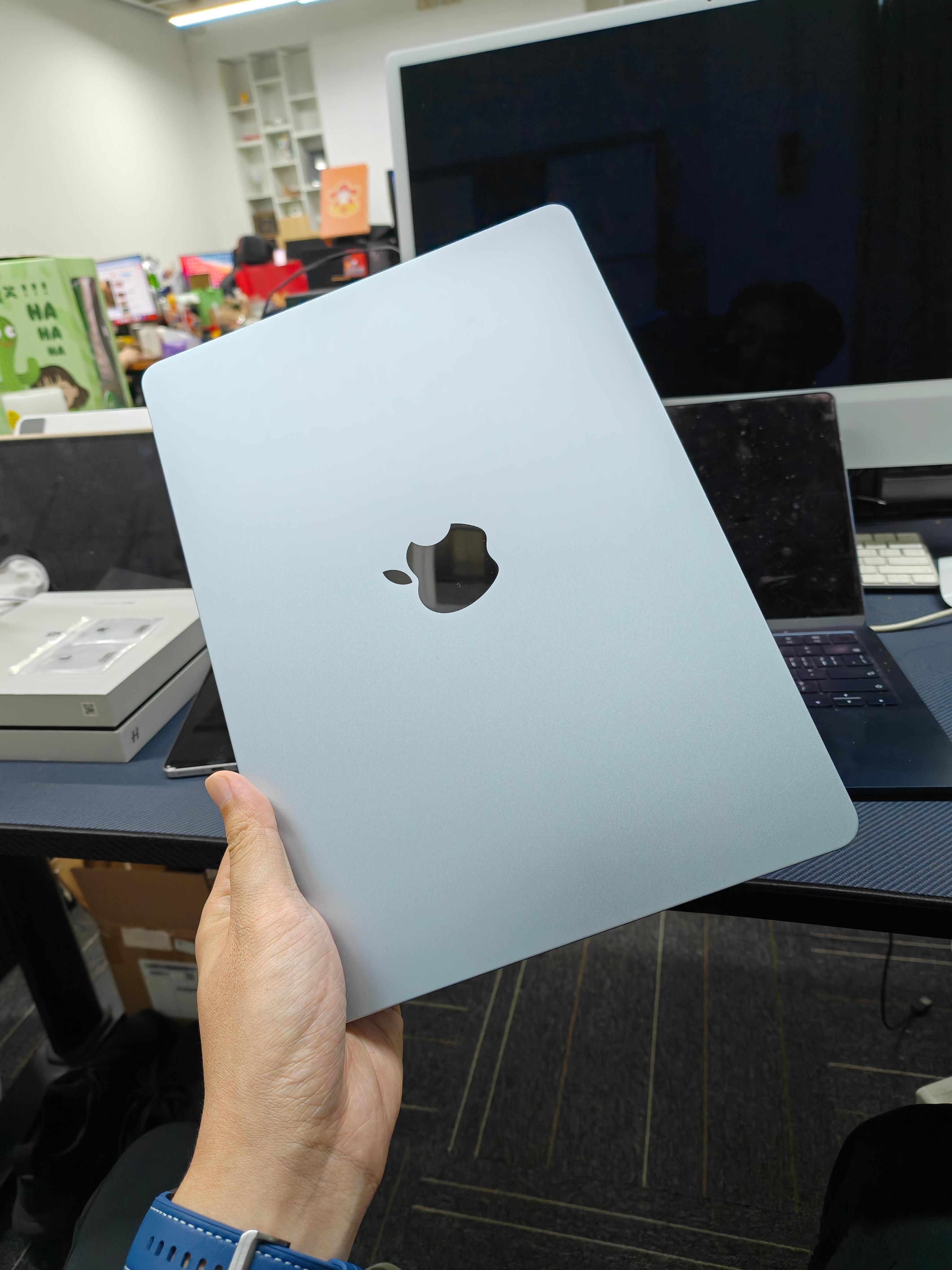 国补版天蓝色Macbook air 到手了，颜色肯定没有旧的好看，但是他是新款呀