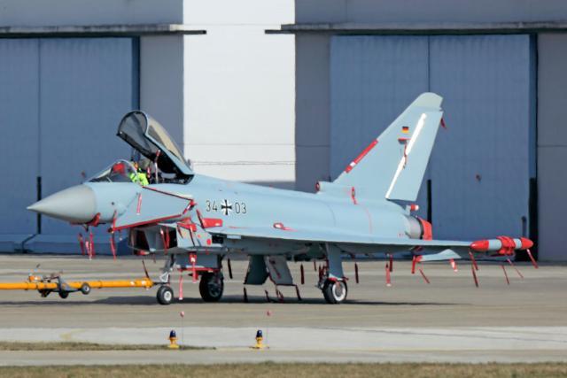 今日台风 德国“爬墙党”在德国曼兴（Manching）厂外拍到的首架自用版“三代