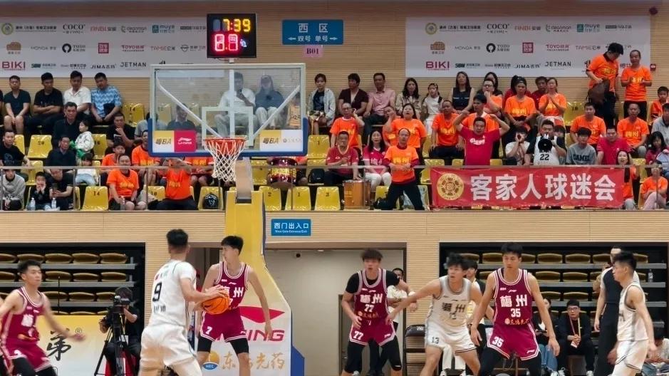 梅州队升级为“六叔公”

5月1日晚，2026年粤BA常规赛第六轮，我们的“五叔