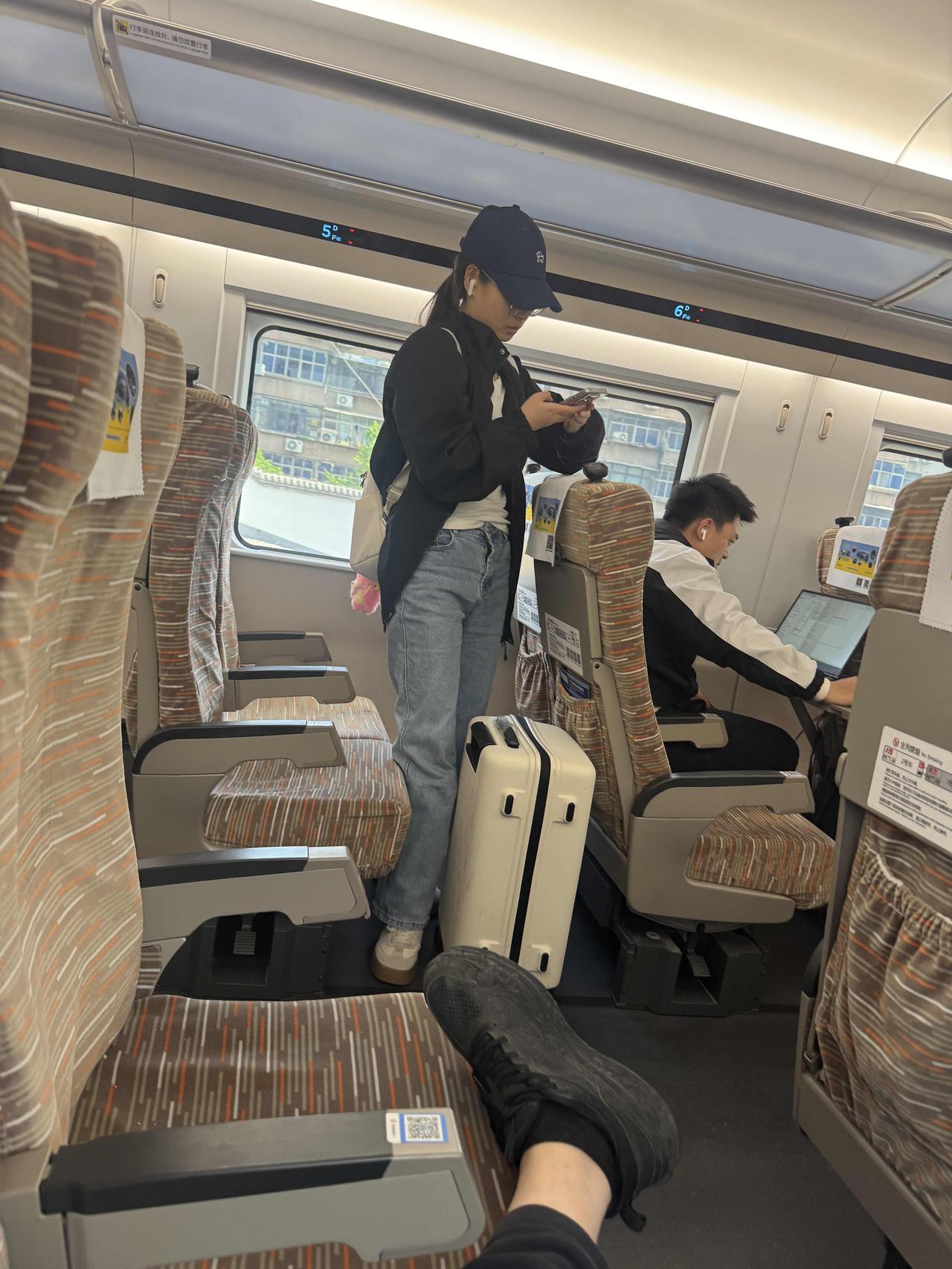 今天坐高铁看到小学同学，由于很多年没见了也不敢去打招呼，好尴尬