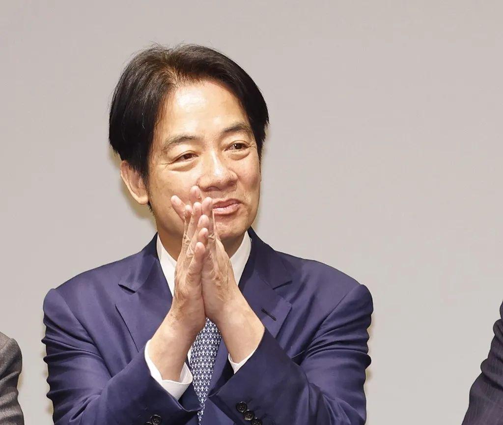 昨天，民进党前“立委”郭正亮指出，真正做苦工的是国民党主席郑丽文，她赴大陆，大陆