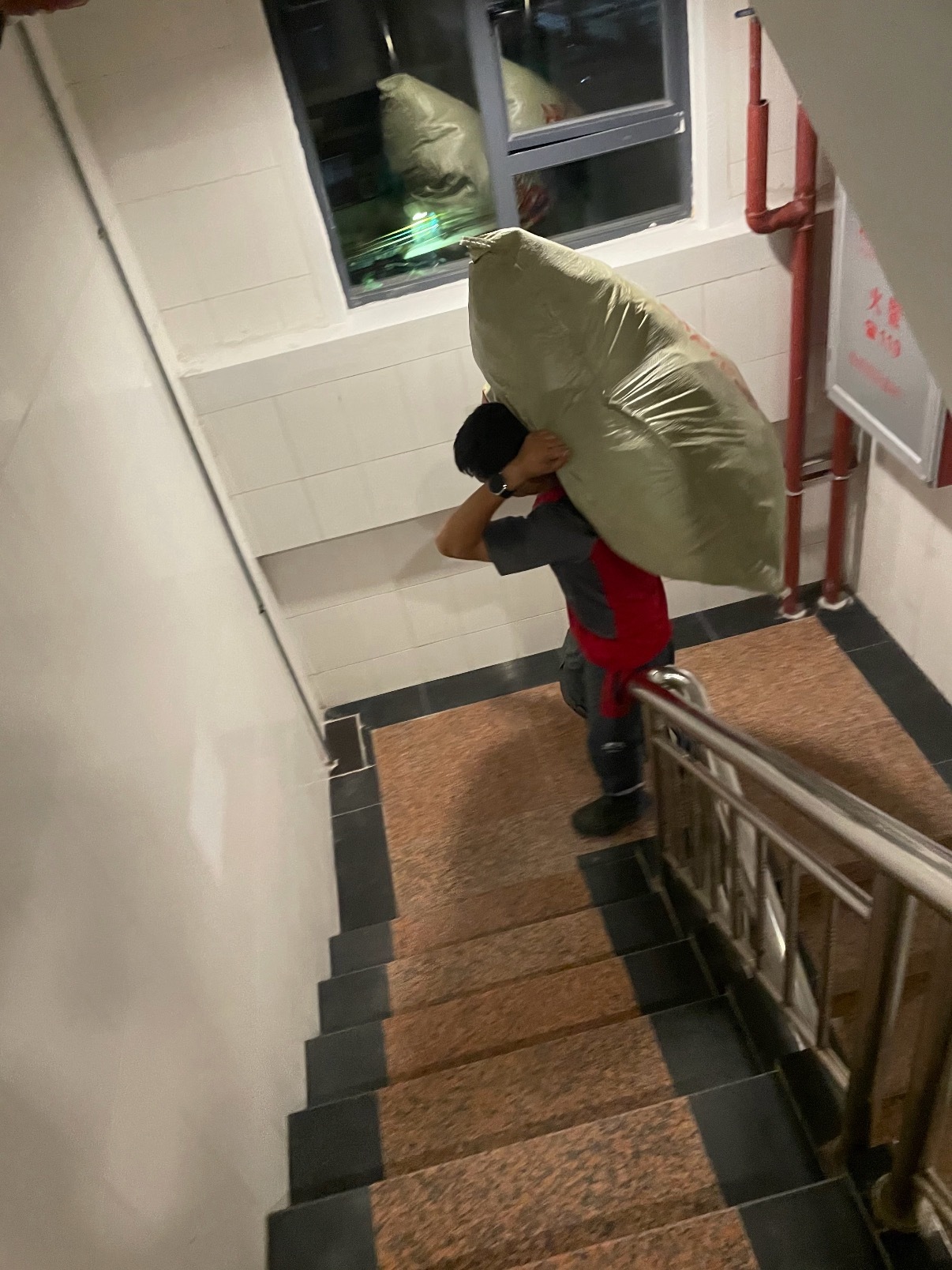 以后快递地址只写到小区迫害妄想症？你不写门牌号，快递员怎么给你送货上门？怎么上门