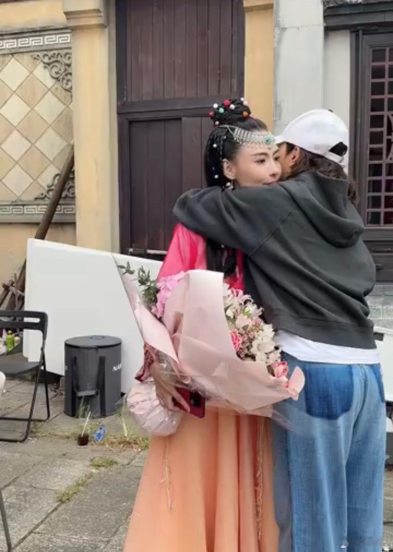 黎姿张柏芝两个赵敏同框一路繁花2 黎姿探班张柏芝！两版赵敏同框太绝，拥抱说悄悄话