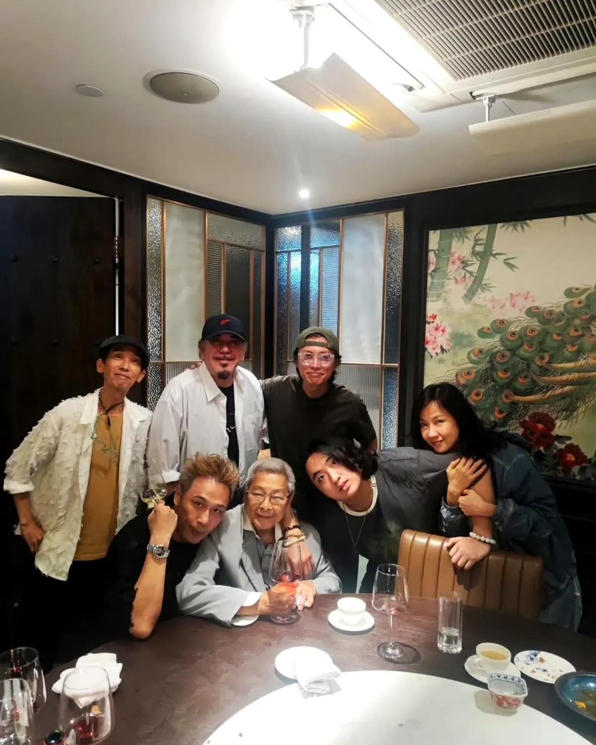简直没天理了，吴妈可真厉害，染了一头金毛的他，愈发精神矍铄，看起来比儿子费曼还年
