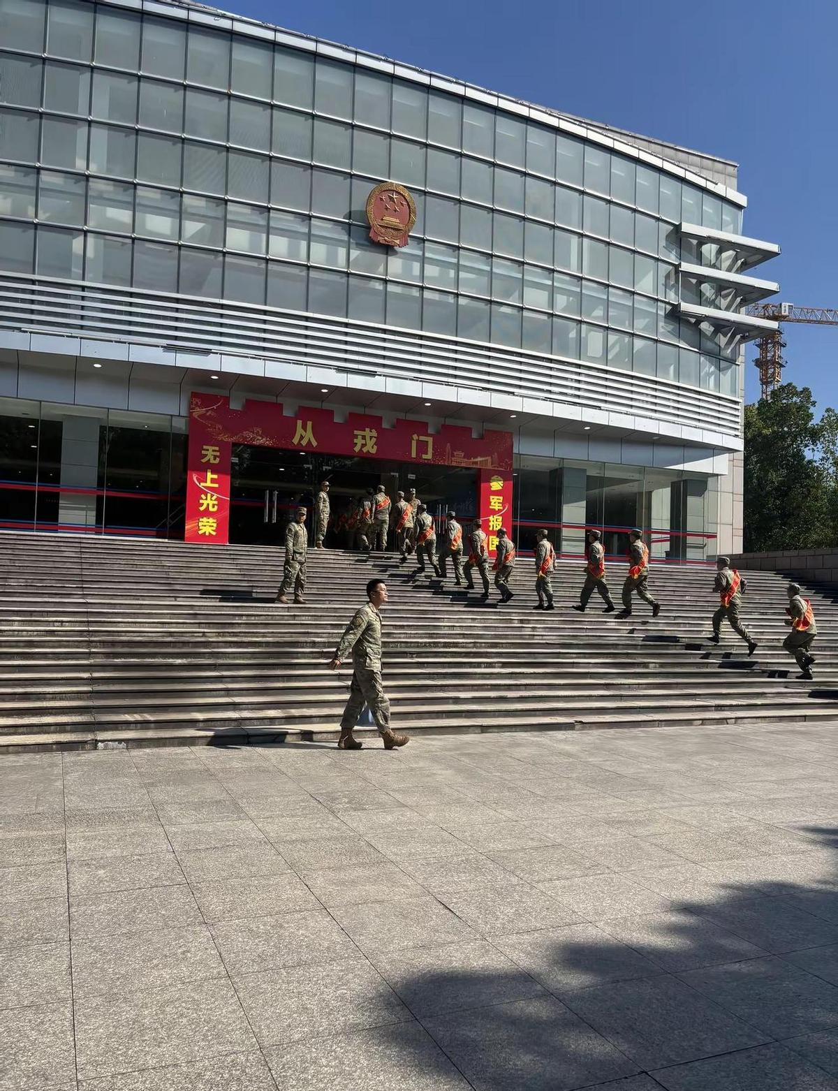 他又要穿军装了，还是那身绿，可人不一样了。
上回送他走，是新鲜、是激动，这回再送