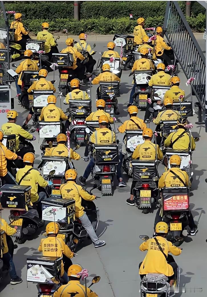 真是为这些人捏一把汗！
他们乱闯红灯、横穿马路、抢占机动车道，简直是要钱不要命。