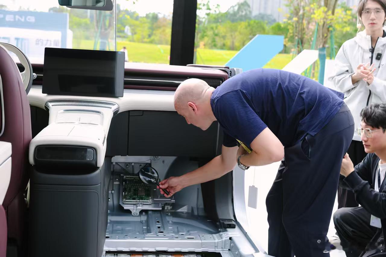 小鹏X9鲲鹏超级增程技术发布会外场着实火热，切割车旁外国媒体聚集，更有老外博主拿