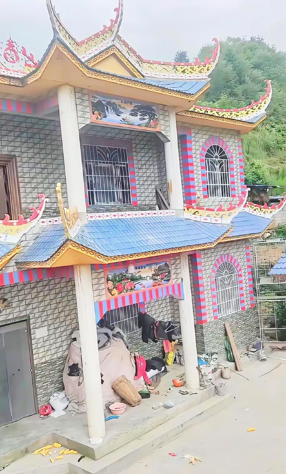 网友:
村里这栋20年前建的房子，现在看来也一点不过时！不得不服房主的远见啊！[
