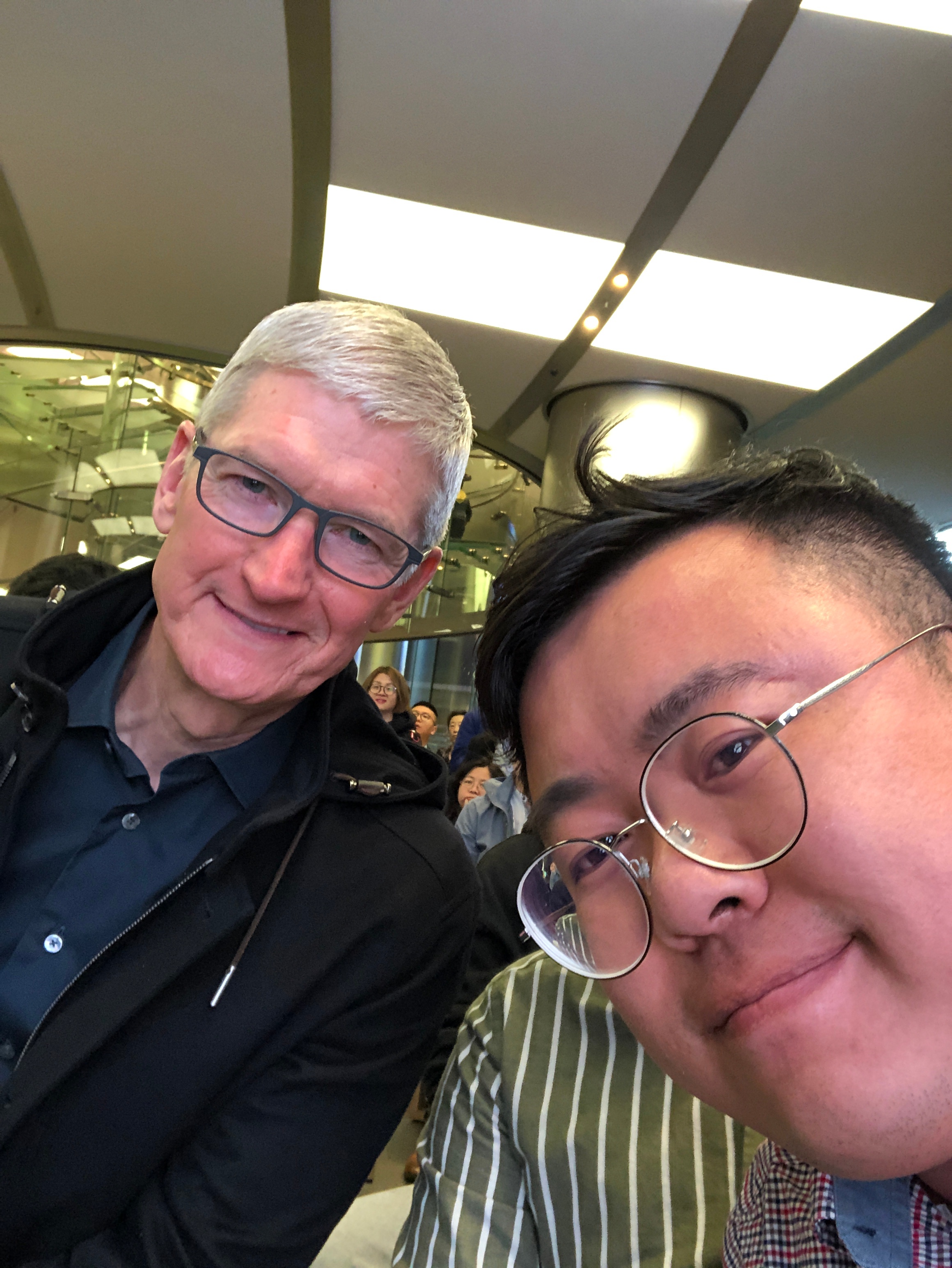 和库克老爷子唯一的合影，珍藏了苹果新任CEO特努斯是谁