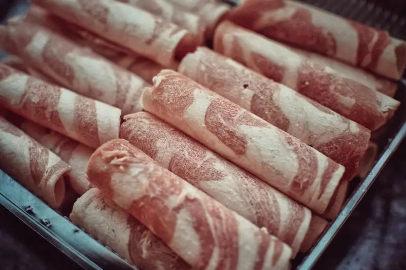 今儿必须晒下我的今日美食，完美解决冬天冷饭菜的困扰！中午给自己做了个火锅，热气腾