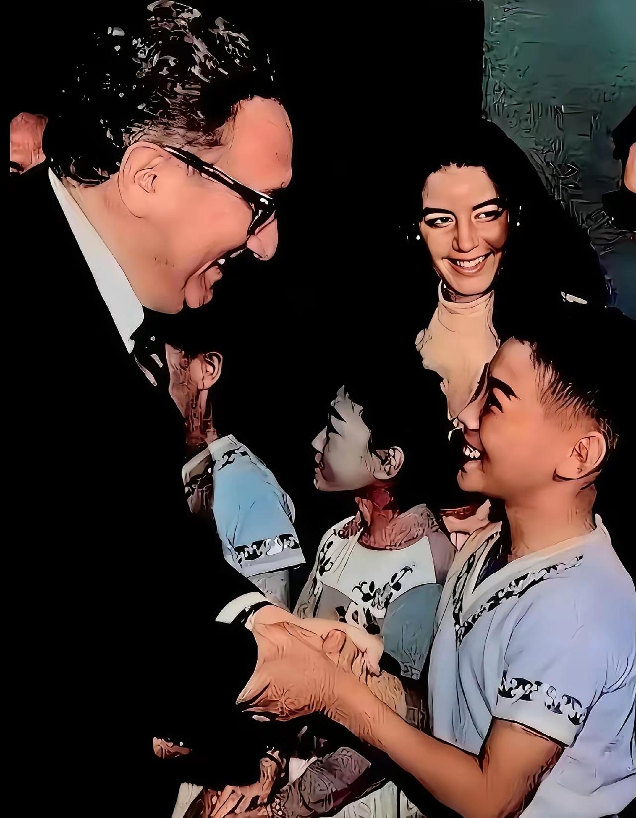 还真被你说对了，图中与基辛格握手的小朋友就是李连杰。1974年，中美关系破冰，文