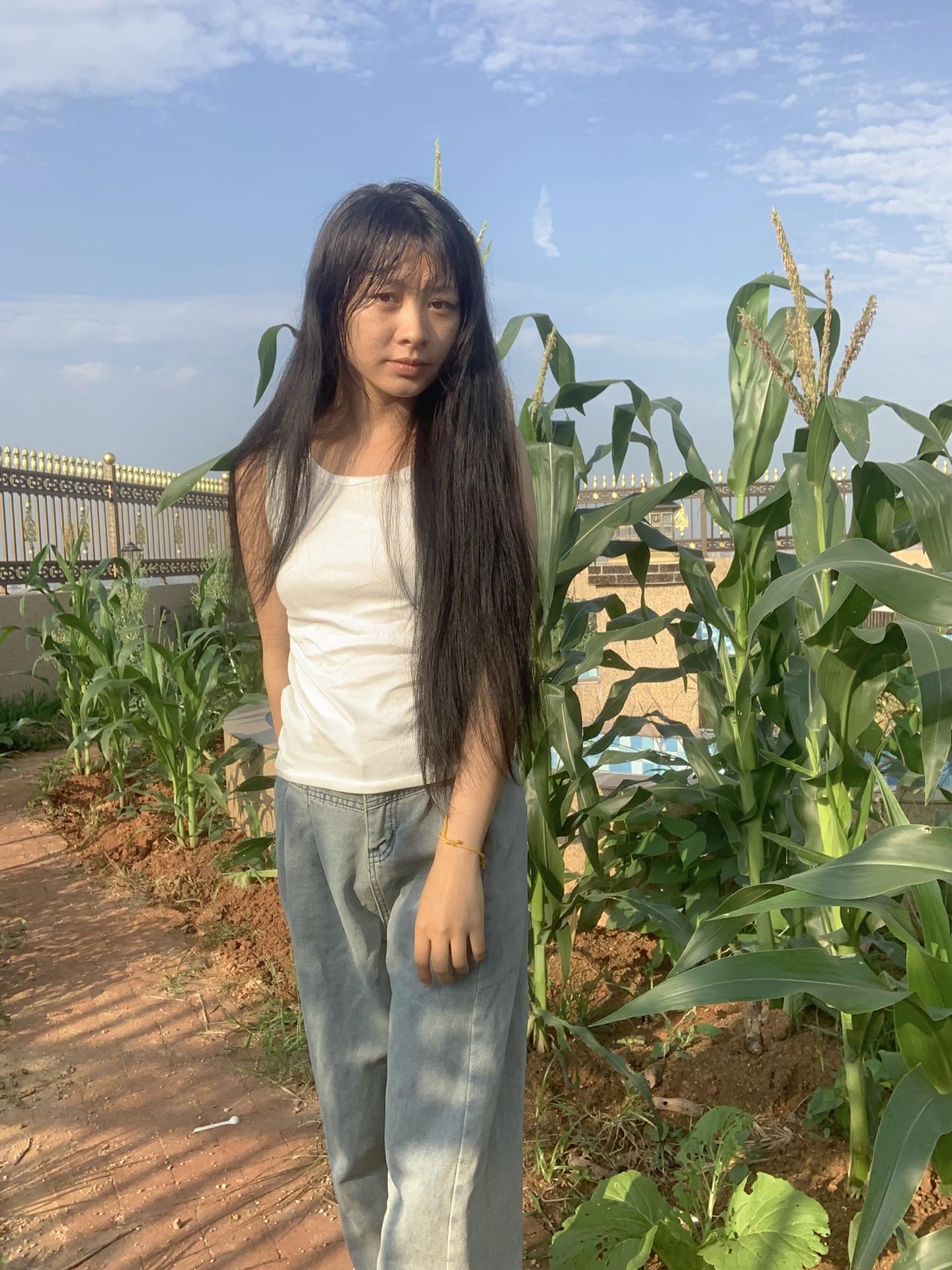 很多人想努力做人上人 而我不一样 我想做你的心上人。