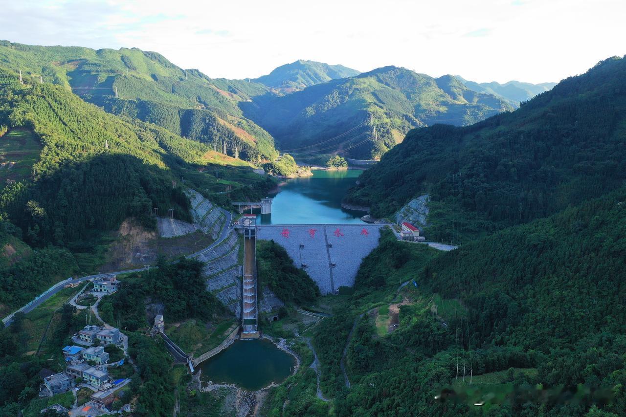 轻舟已过的“万重山”在贵州册亨县城西北17千米，为喀斯特峰丛，云海壮观！