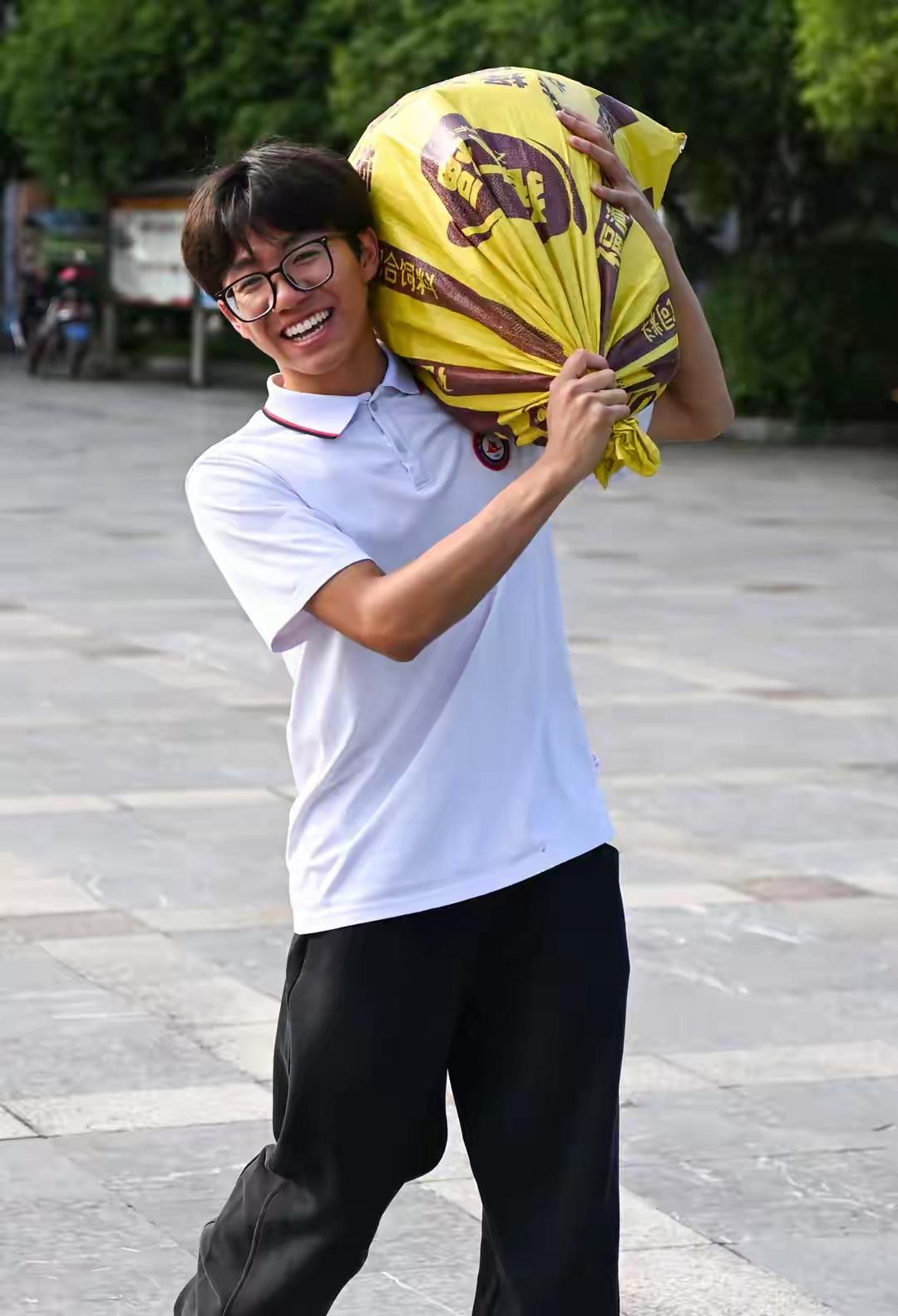 灌阳学子收拾行囊踏上归途，化肥袋便是随身行李。他们不慕浮华，坚守本心，一心向学。