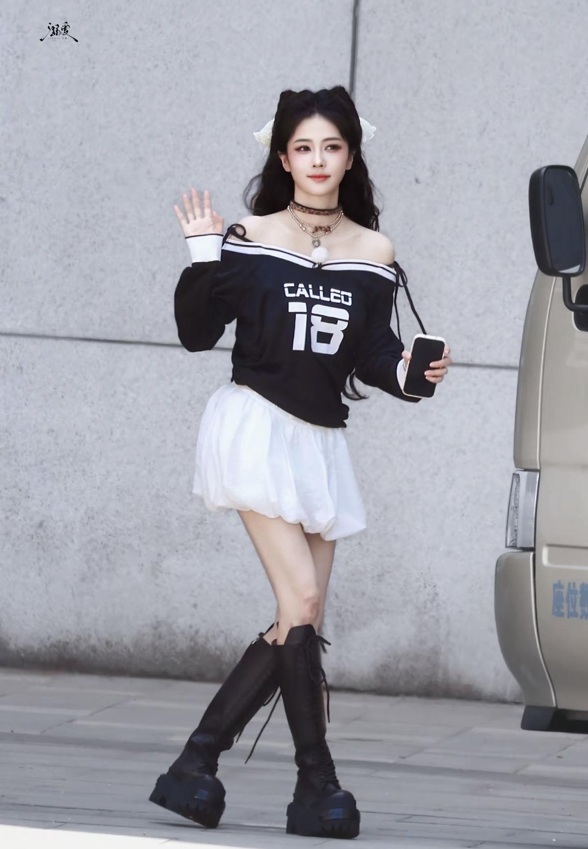 灰墙下的白鹿，是自带春日柔光的少女[玫瑰]一字肩露肩设计衬得肩线精致，厚底长靴又