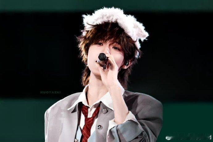 见过太多靠造型撑颜值的，唯独张泽禹是靠颜值撑所有穿搭，随便一套穿搭都能帅出圈，全