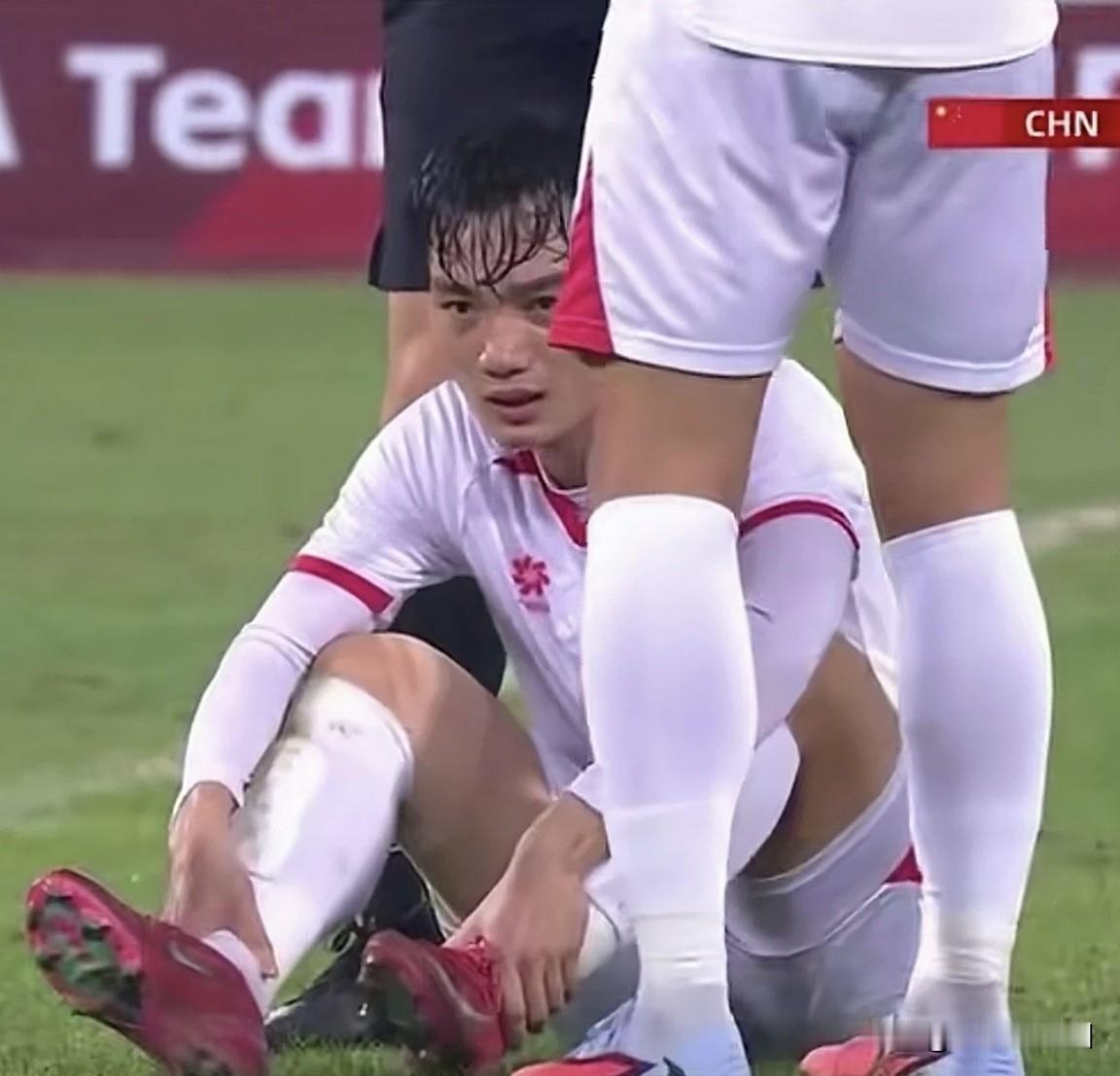 一语成谶！
昨晚U22国足0:1输给越南队，
让大家自然想起了12年以前，
国足