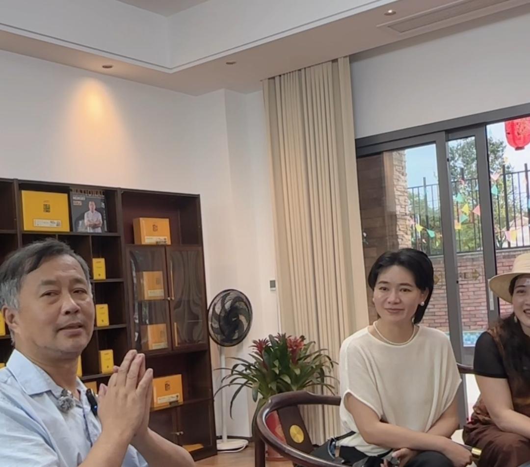 沈巍被戴了几十年的精神病帽子，而如今中国有一亿人患有精神类疾病，黄仁勋又说亚洲出