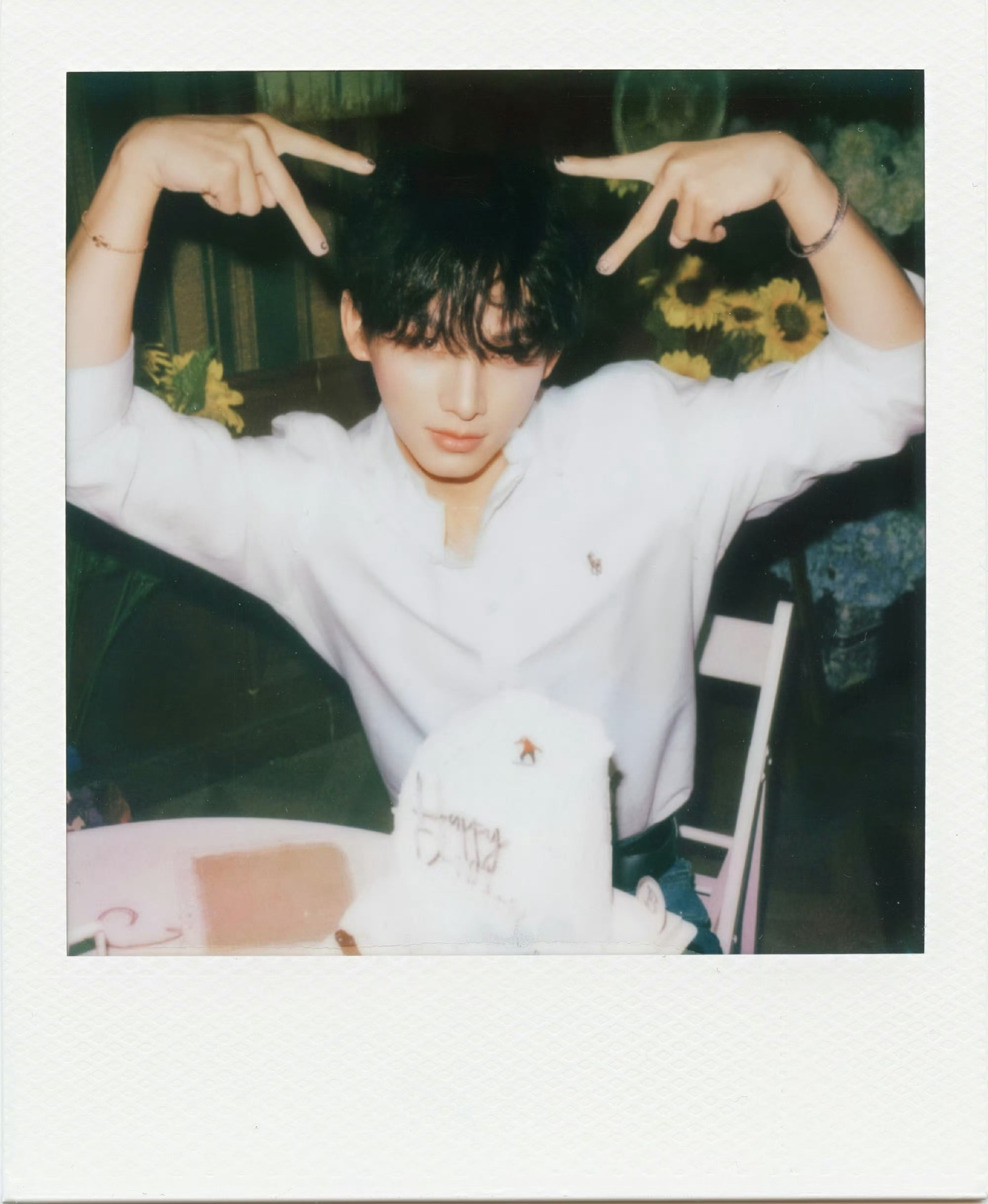 姚琛生日撕拉片姚琛拍撕拉片好权威姚琛这组生日撕拉片也太有质感了，卷毛造型配粽瞳氛