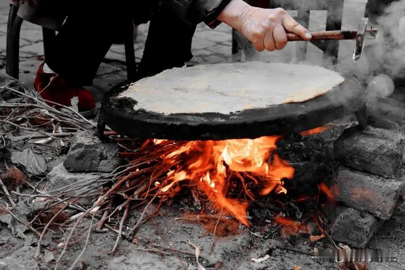 分享一件幸福感小事昨天晚上下地铁，看到卖绕饼的摊子，走过去闻到一股小时候的味道，