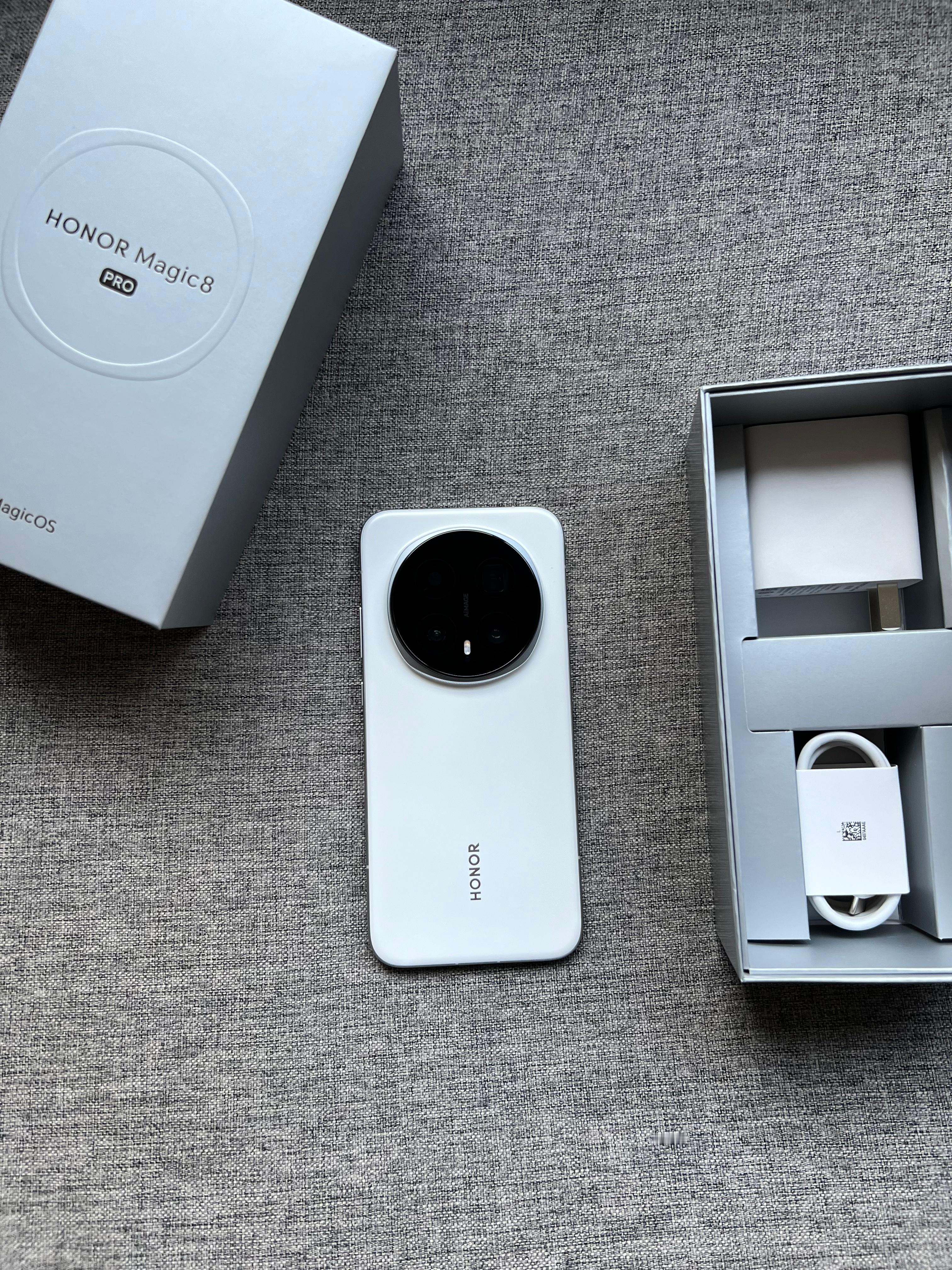 荣耀Magic8 Pro 16+1TB 雪域白，99新全套，电池效率100，带首