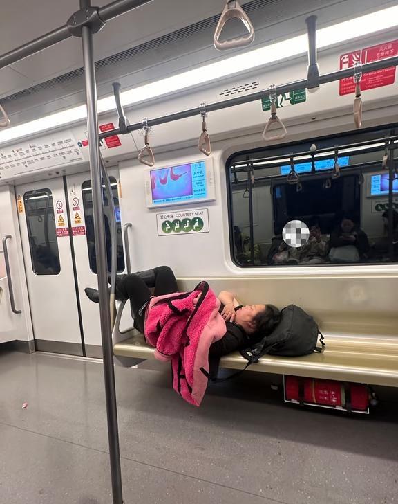 地铁遇到这种情况………怎么办
刚进地铁🚇就被震惊了…  我以为是生病了
后几分