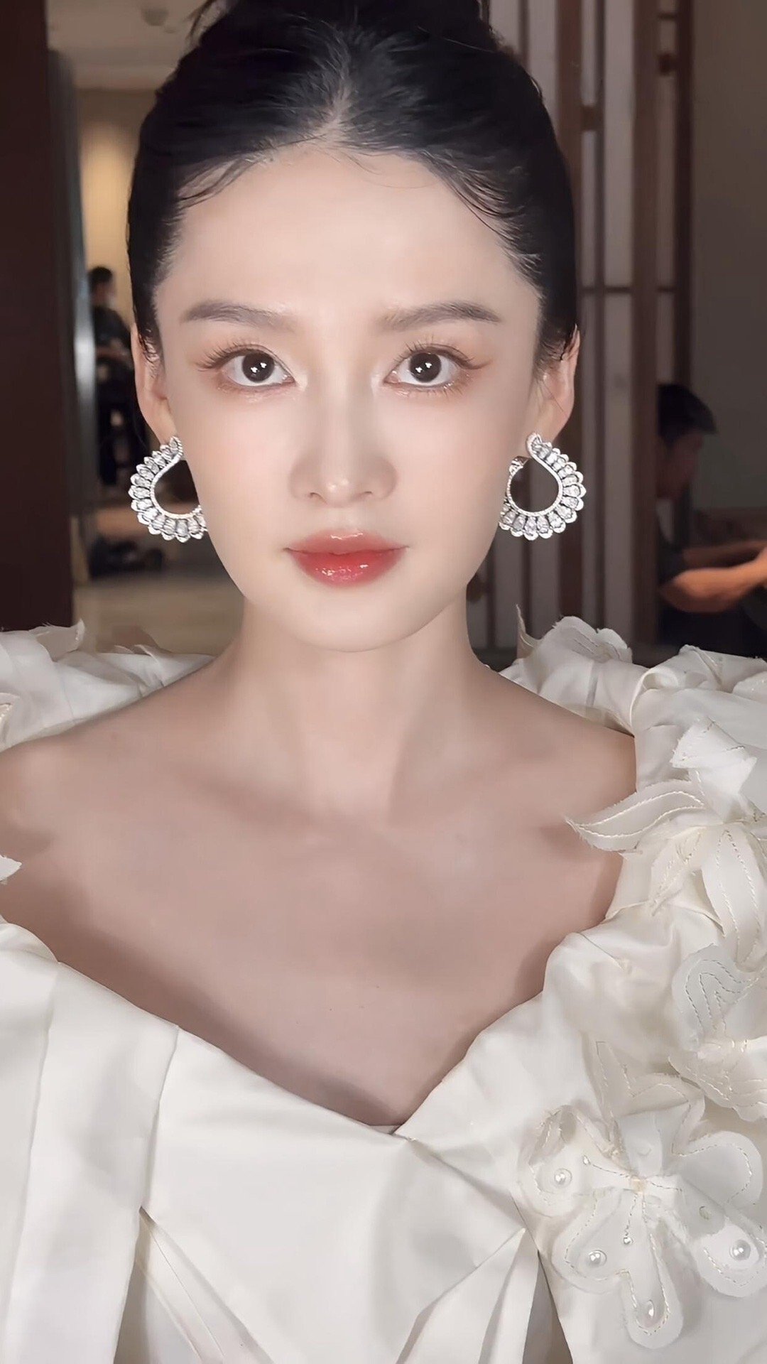 李沁面容精致，气质温婉，白色礼服尽显佳人魅力 