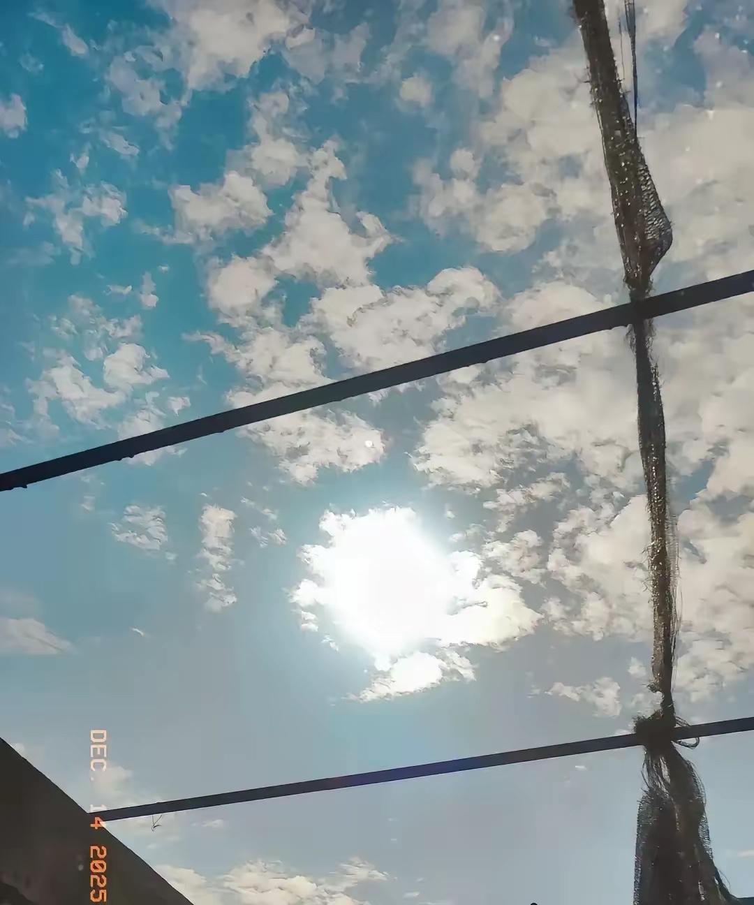 广东羽绒服卖家最怕广东人下单。
冷空气一来，广州一夜掉到十度，羽绒服销量翻三倍；