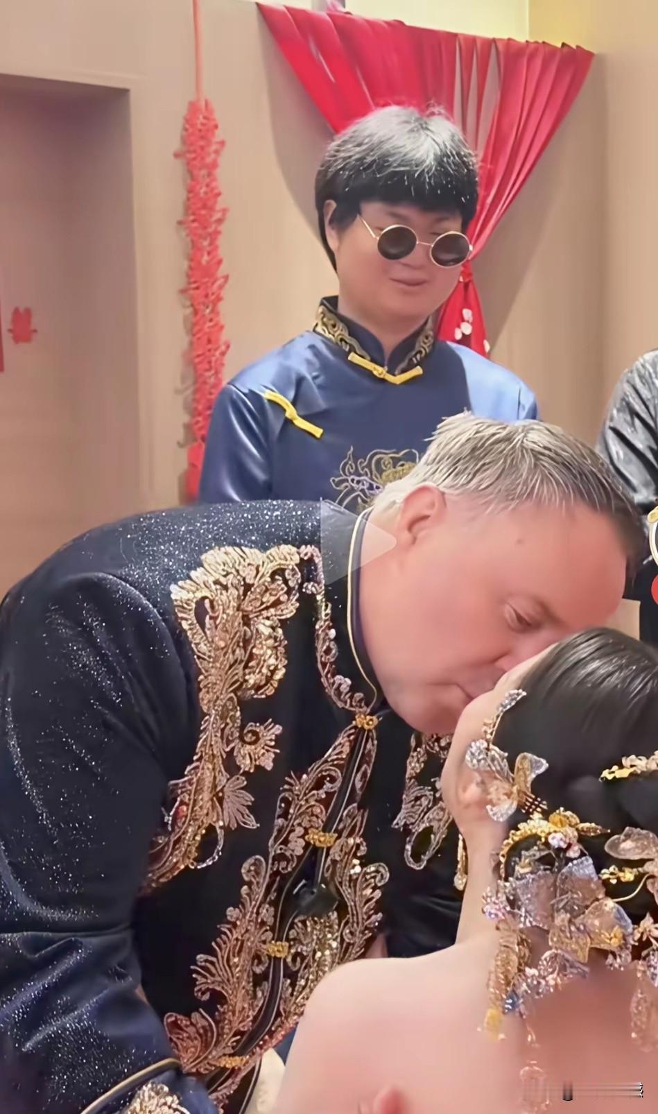 目测这个外籍男子的年龄，最少也得有50岁，和这个女孩父亲的年龄不相上下，也不知道