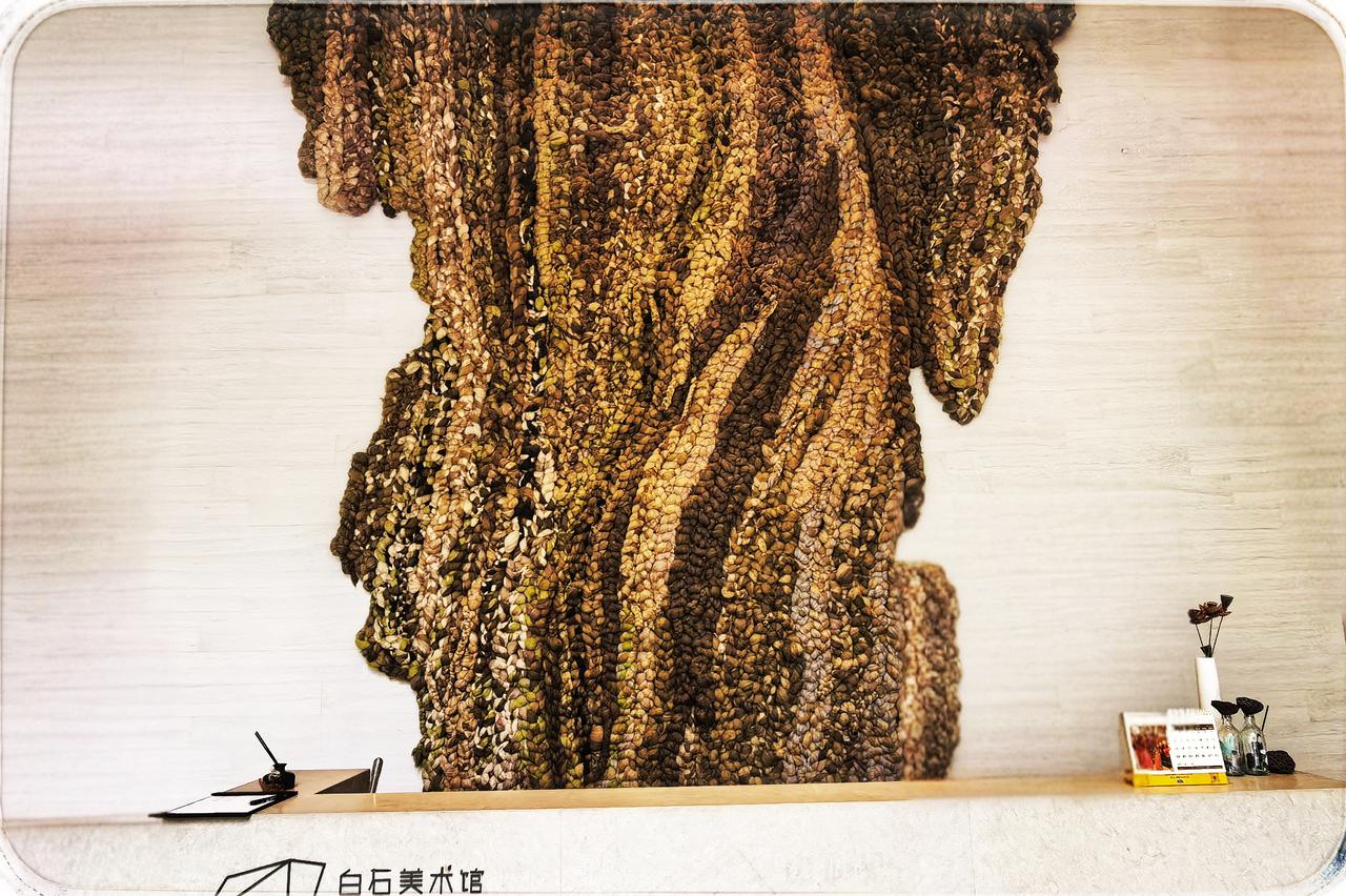 花山生态新城白石美术馆
在花山生态新城的灵秀之地，白石美术馆似艺术的明珠熠熠。它