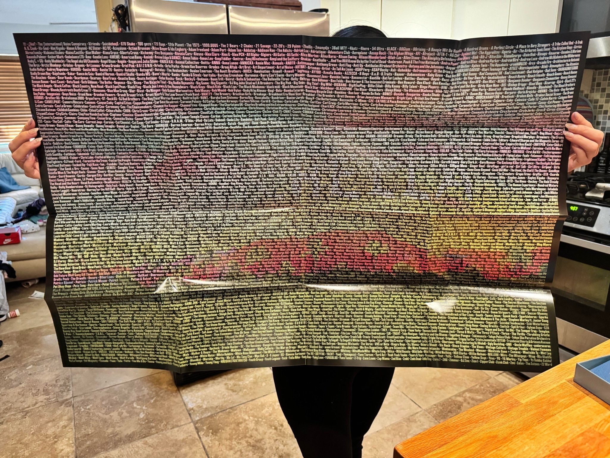 今年的科切拉音乐节礼盒附赠一张海报，上面列出了所有科切拉官方邀请并出现在官方演出