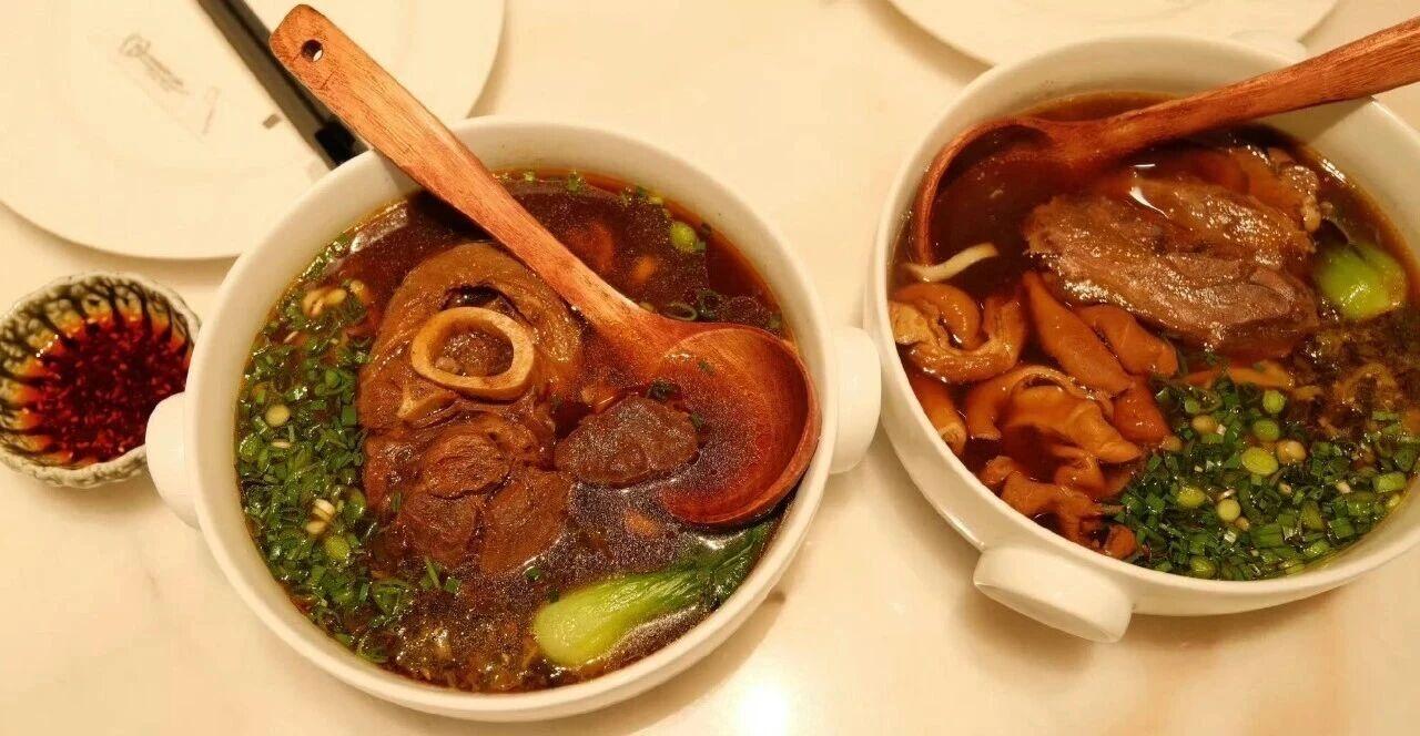 人间烟火最暖心，
三餐四季有灵魂。
七情六欲皆幸福，
我们辗转在红尘。