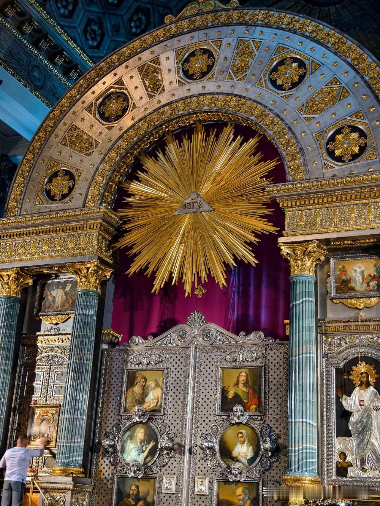 鎏金的纹饰在穹顶铺展，圣辉的星芒于祭坛高悬，青金石的柱身托举起拜占庭式的华丽，每