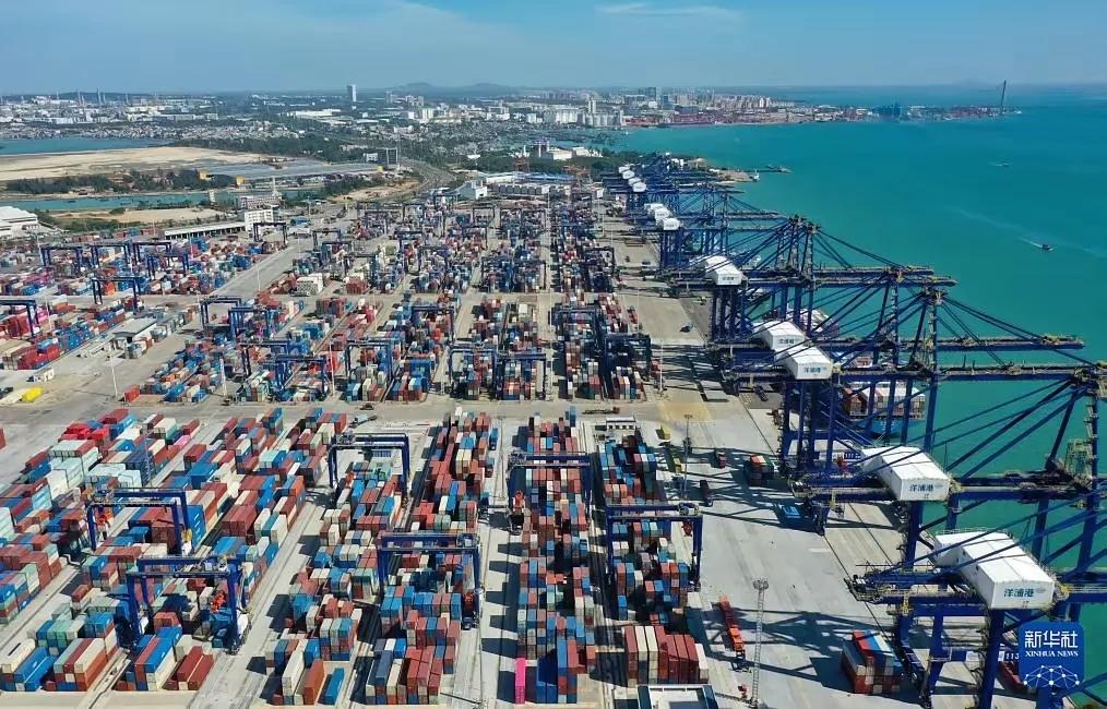 随着海南自贸区的封关运行，肯定会动摇新加坡国际航运中心的地位。听人说新加坡的住房