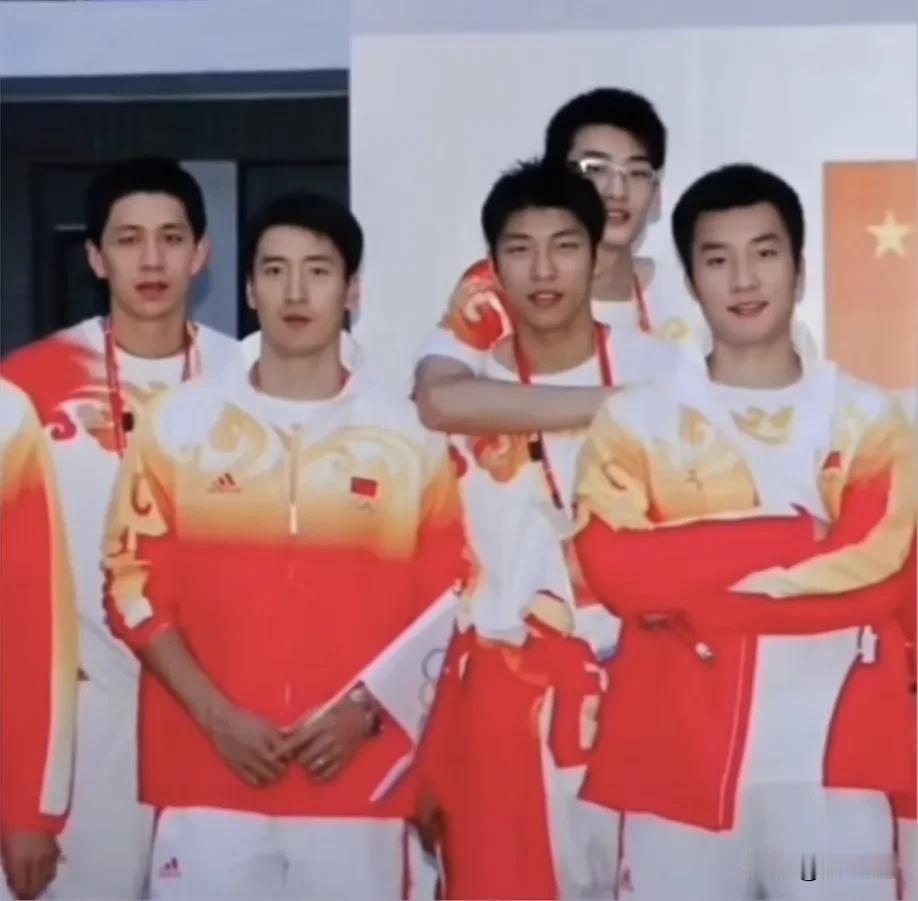 2008年奥运会中国男排12名队员
我刚才数了一下，只二名没有做教练（于大伟 边