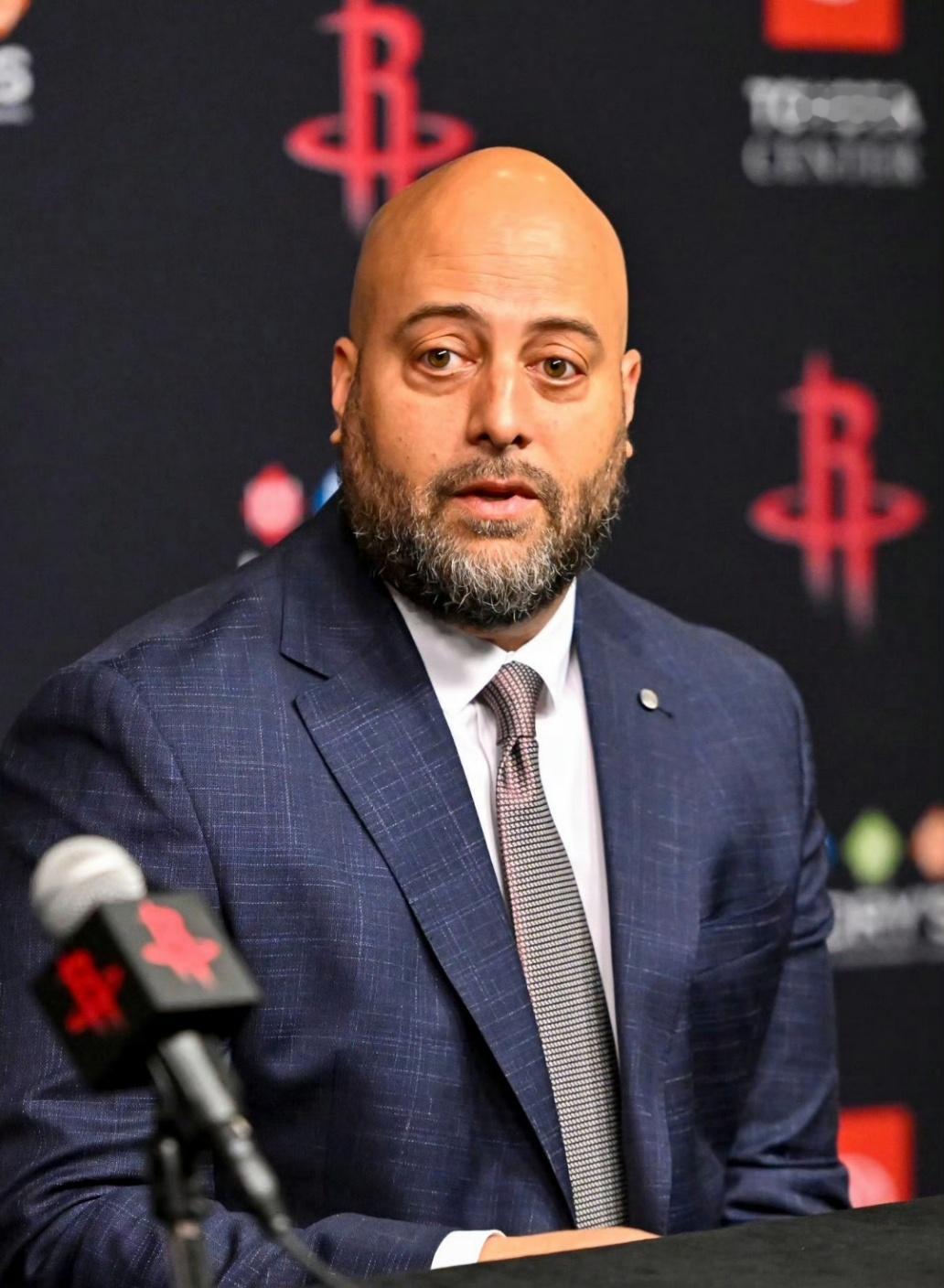 kelly lko：休斯顿火箭队正在考虑在 2 月 5 日截止日期前通过交易或买