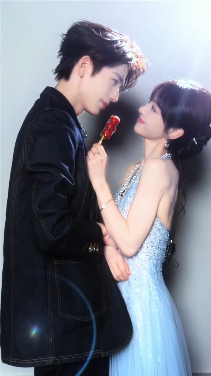 这个体型差身高差🤤我要按头！！张凌赫田曦薇糖葫芦抱