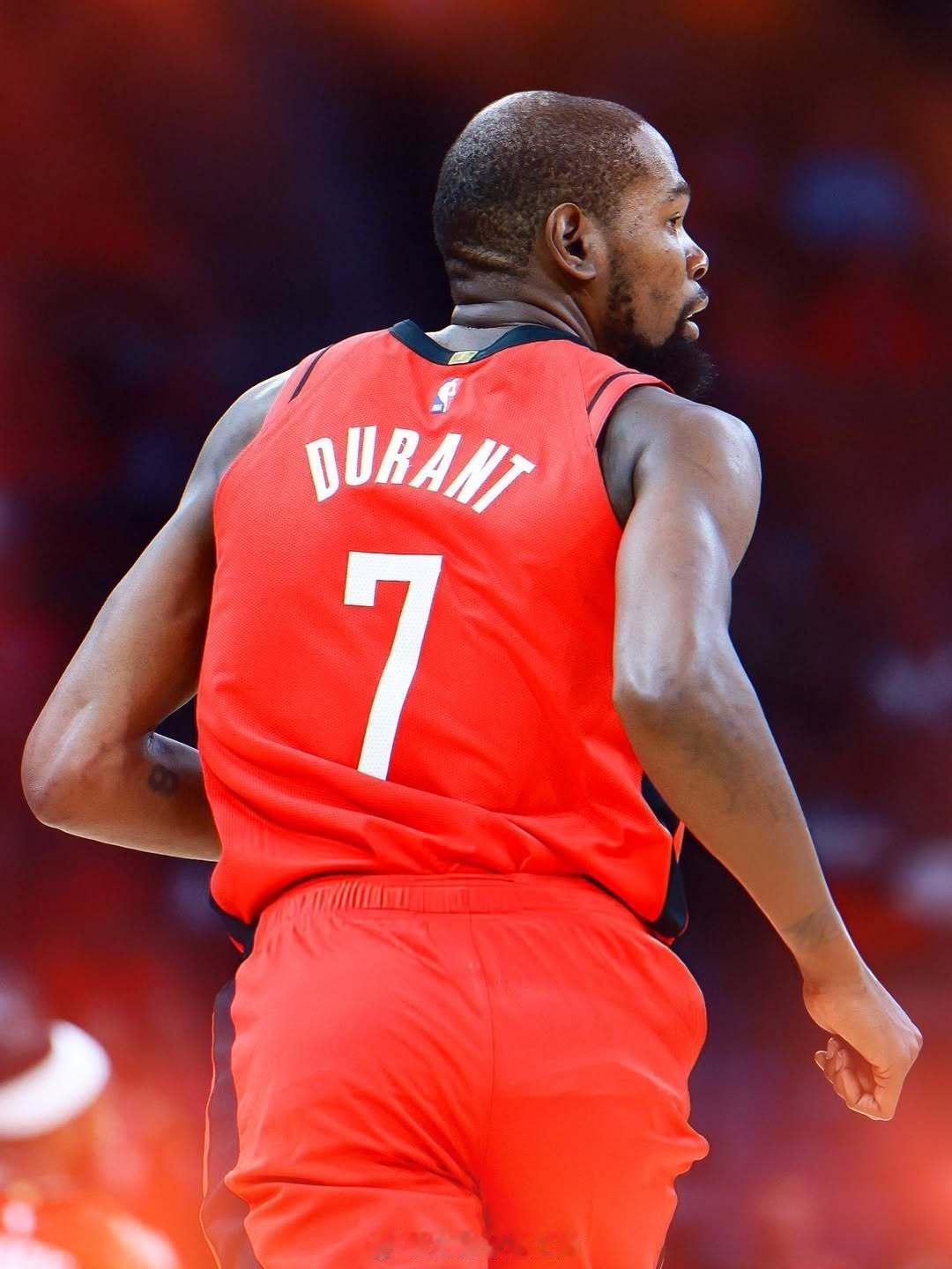 近日，火箭球星杜兰特参加了播客节目《Pivot Podcast episode》