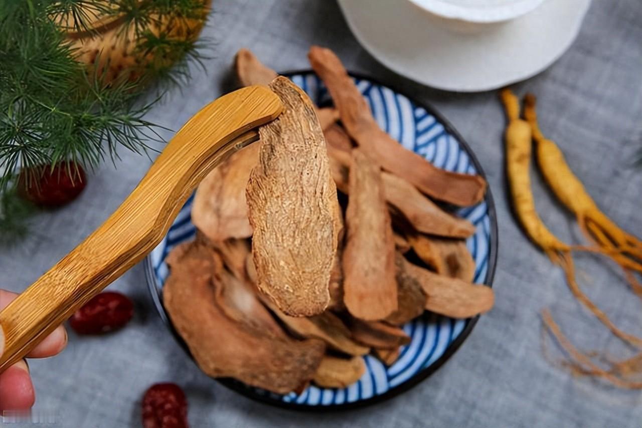 一提肾虚就乱喝六味地黄丸？大错特错！两味黄金搭档煮水，横扫各类肾虚
一提肾虚，很