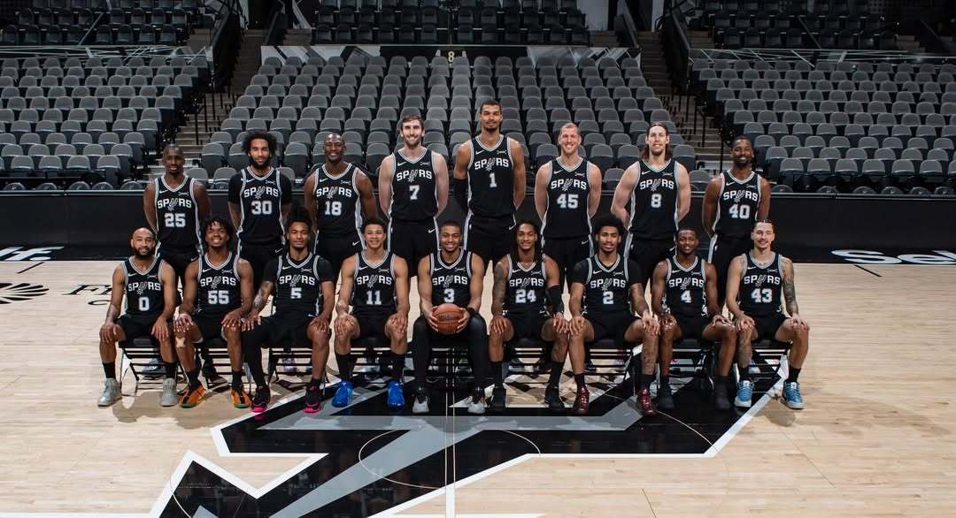 25-26赛季马刺全家福合影📸go刺go