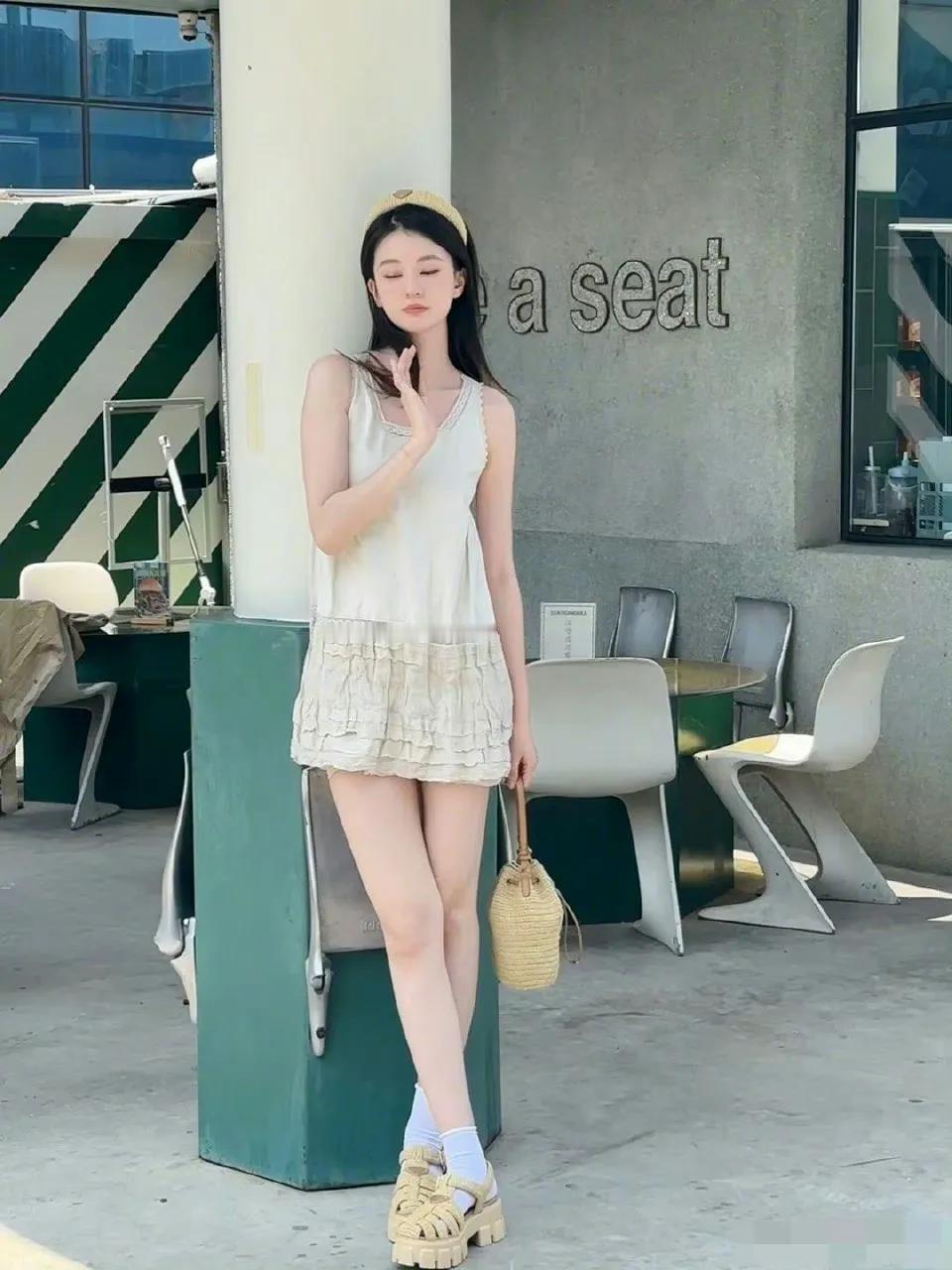 女演员乔欣引发热议！
7月12日，女演员乔欣突然引发了热议，起因是有人拍到了她与