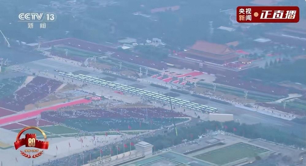 受阅部队已在长安街列阵九三盛大阅兵 今天上午阅兵直播，共编设45个方（梯）队，目