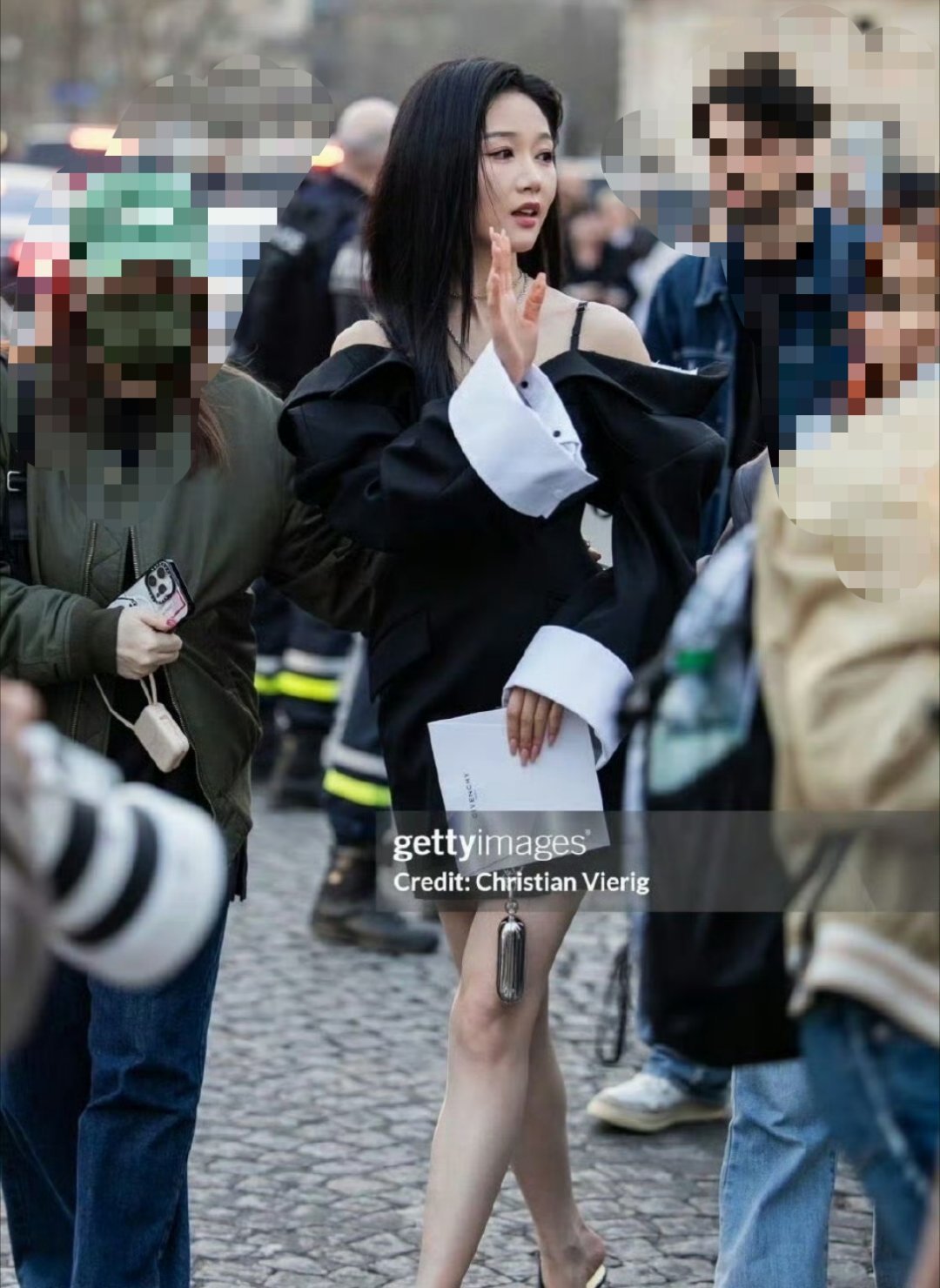 岳雨婷G社出图 自费去巴黎时装周的短剧演员岳雨婷的G社生图出来了。穿得非常清凉的