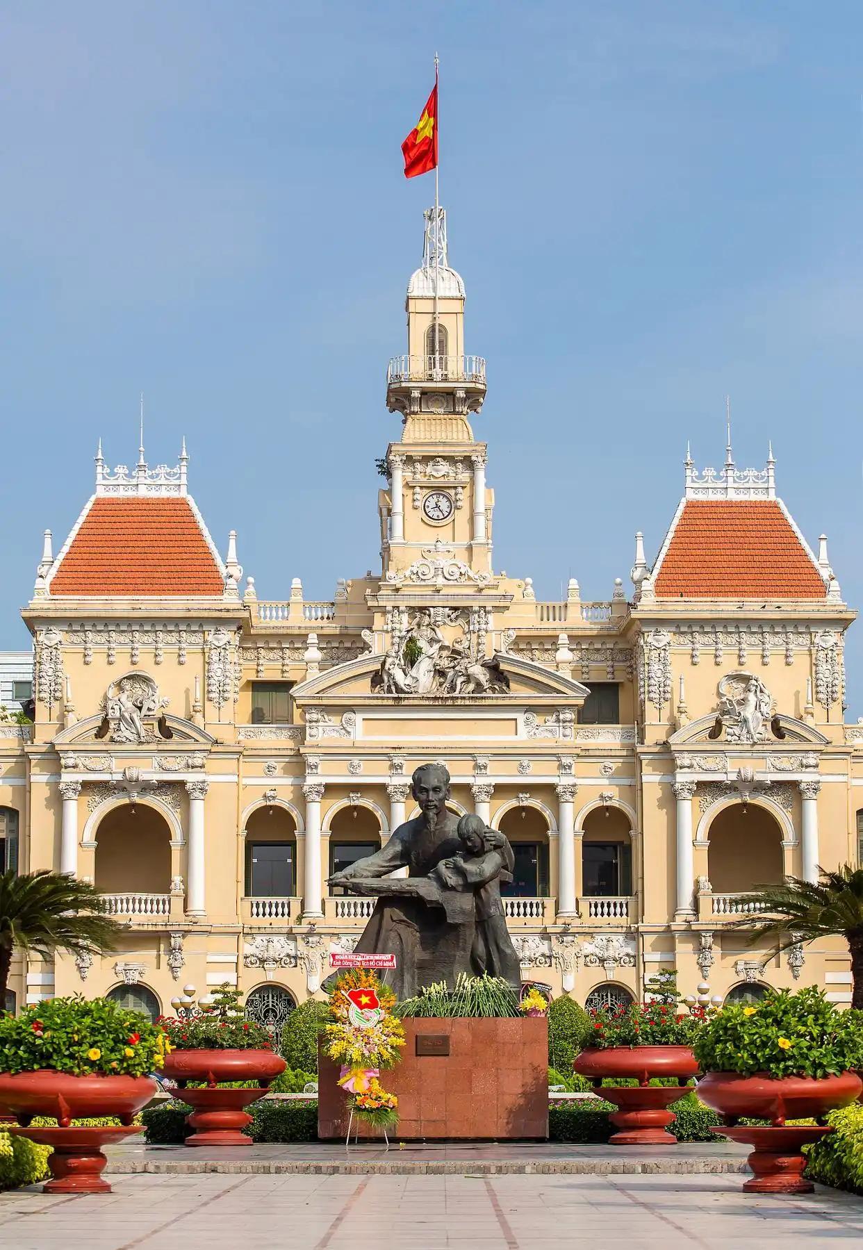 在越南，有个最反常识的现实：你问十个外国人越南首都是哪，至少有一半会脱口而出胡志
