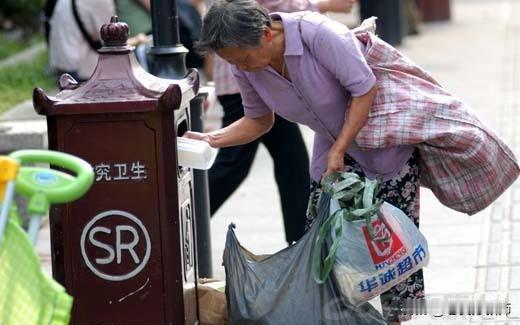 同沐一片阳光，人间却有万般模样。
有人为豪宅奔波，有人为温饱流浪。
有人在高处看