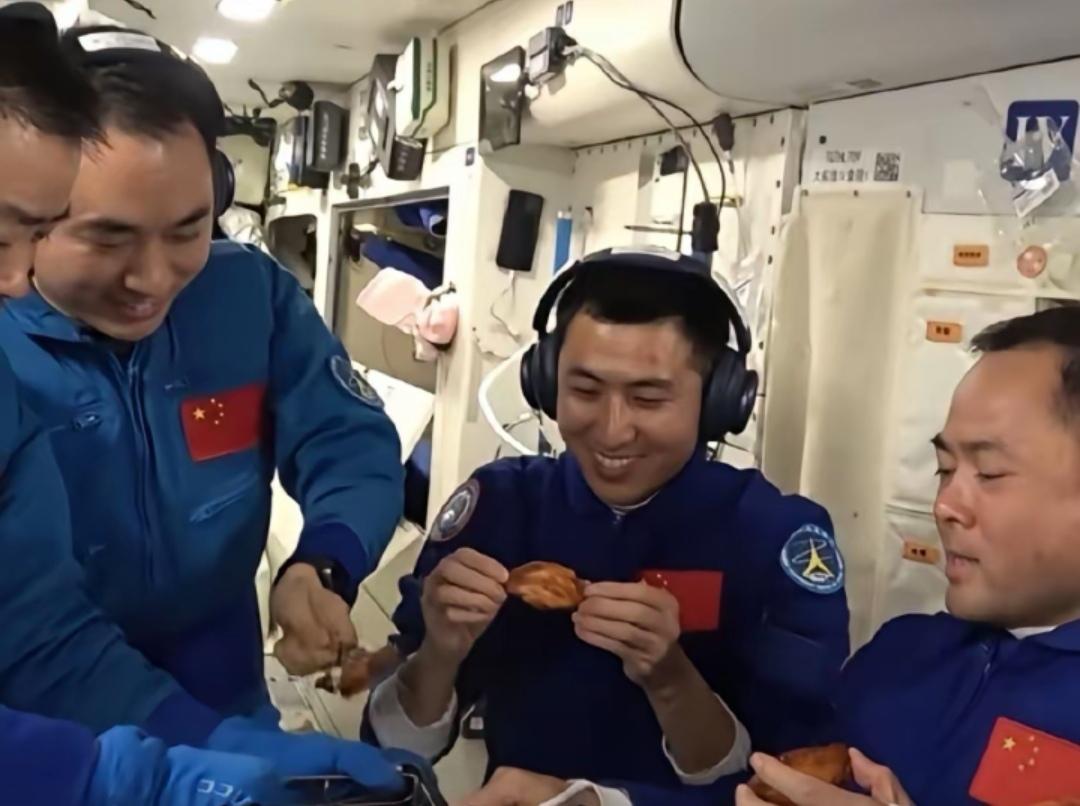 中国空间站上演“烤鸡翅盛宴”！当镜头捕捉到中国空间站里六位航天员那无比放松的神情