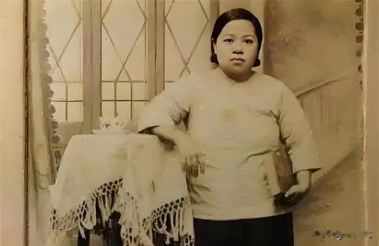 1914年，18岁的张恨水被迫结婚。他嫌弃妻子龅牙、体型肥胖，丑极了，却经常和妻