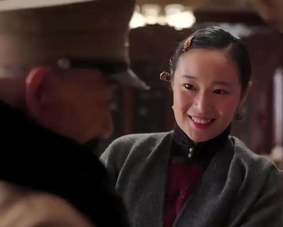 张首芳，张学良的亲姐姐，十几岁前并没有过过好日子。她没读过多少书，性子泼辣，回帅