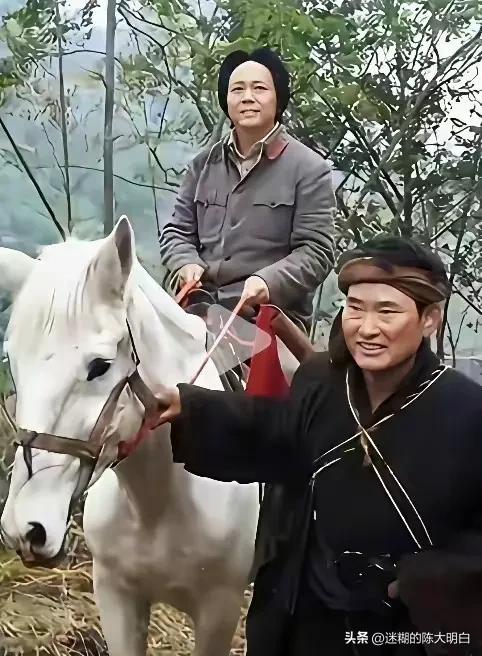 大衣哥，你的歌唱得有魔性，我认了；你的字写得“有个性”，我也认了；现在，你这是又