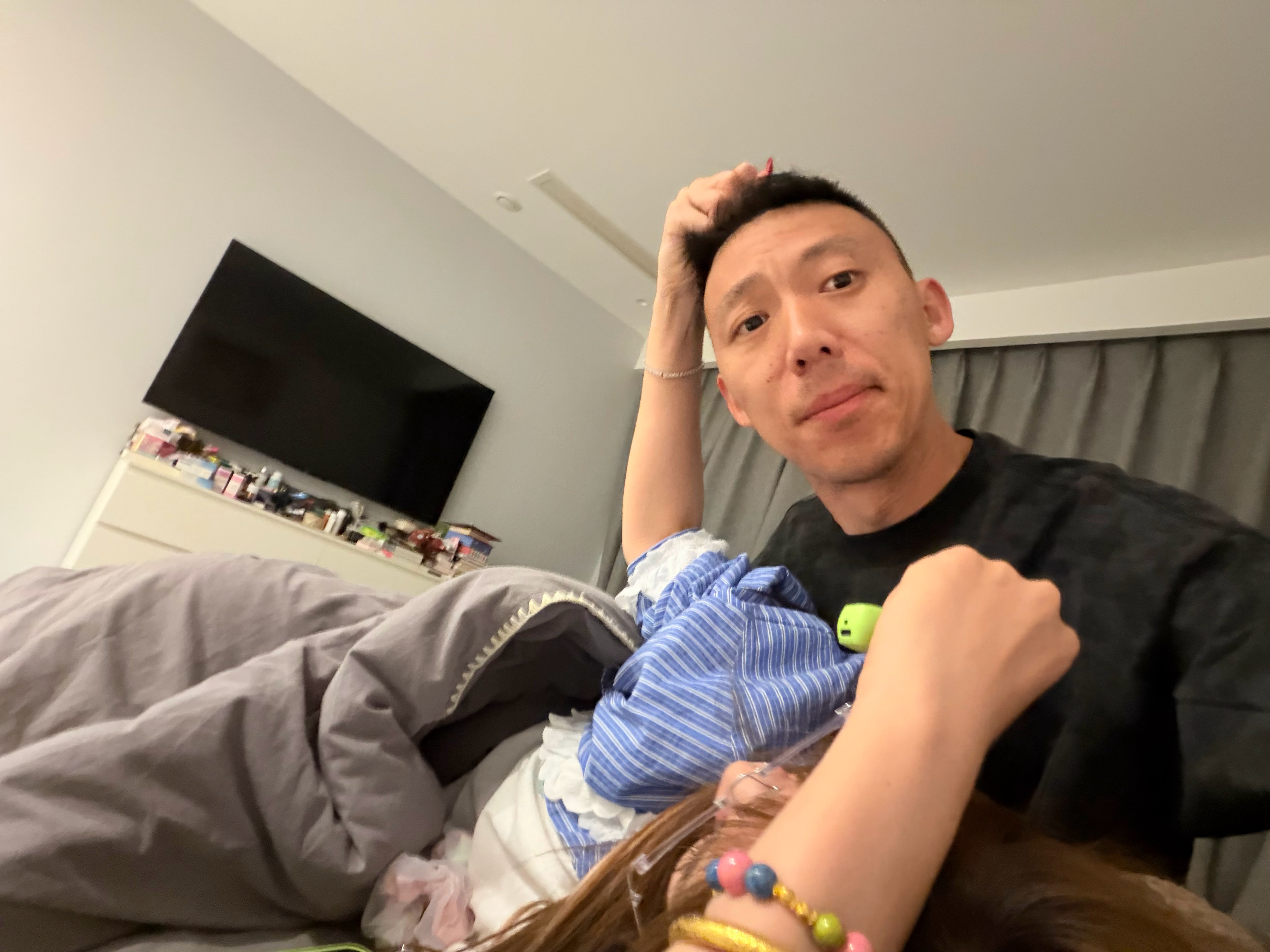给兄弟们报个平安 到家吃香的喝辣的 已被征服（这手势是我俩拿着玩呢没薅我头发） 